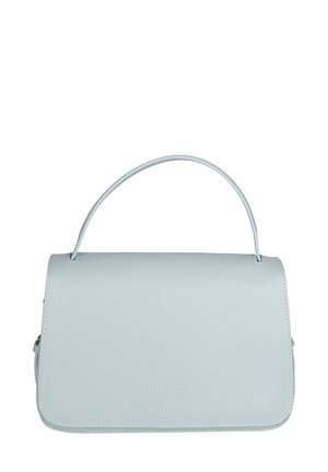 Helle blaue Lederhandtasche mit einem Klappenverschluss, ausgestattet mit einem kurzen Schultergurt und minimalen Nähten auf der Vorderseite.