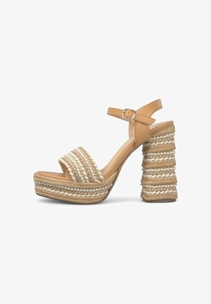 Beige Plattformsandalen mit texturiertem geflochtenem Jute-Absatz und Riemen. Mit dekorativen weißen Akzenten und verstellbarem Knöchelverschluss.