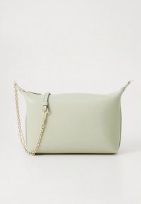 Lys grønn veske i imitert skinn med jevn tekstur, rund form og gullfarget kjede som skulderrem. Har ett enkelt håndtak på toppen.