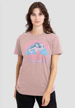 Rosa Baumwoll-T-Shirt mit einem Wonder Woman Grafikdesign in Blauakzenten und Text. Lockere Passform mit Rundhalsausschnitt. Kurze Ärmel.
