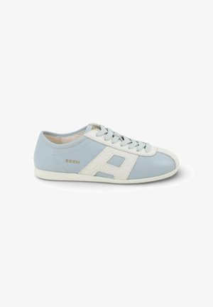 Baskets basses bleu clair et blanc avec lacets, détail embossé "H" sur le côté et "EDEN" imprimé en doré sur le côté du talon.
