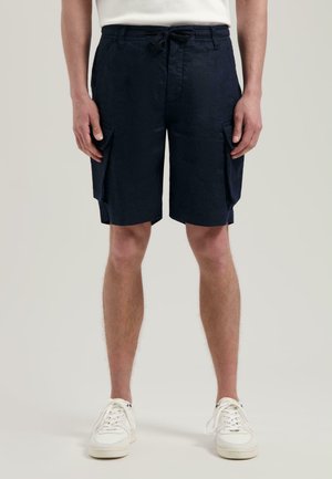 Laivaston cargo shorts, jotka on valmistettu kevyestä kankaasta ja joissa on joustava vyötärö, kiristysnaru sekä sivutaskut säilytystä varten.