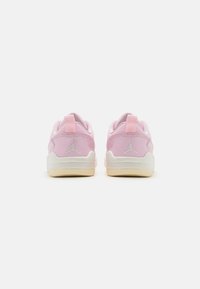 Rózsaszín sneaker sima szintetikus felső résszel és fehér díszítéssel. Párnázott bokarész, húzószalag, és ikonikus logó a saroknál.