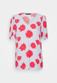 T-shirt branca com decote em V e mangas curtas, apresentando um ousado padrão floral em vermelho. Tecido suave com ligeira textura. Corte casual.