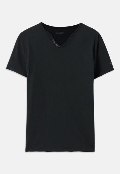 Mustasa puuvillane T-särk V-kaelusega, lühikeste varrukatega ja viie nupuga kaeluses. Sile tekstuur minimaalse õmbluse detailidega.