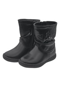 Černé syntetické kotníkové boty s hladkou texturou, vybavené bočním zipem, květinovými a srdcovými výřezy a gumovou podrážkou.