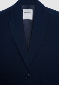 Marineblauer Blazer aus leichtem Stoff mit Reverskragen, Ein-Knopf-Verschluss und einer Brusttasche. Etikett mit der Aufschrift "CALLIOPE" Größe S.