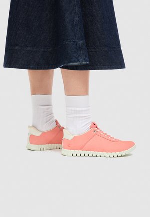 ECCO GRUUV LITE EASY SLIP - Baskets basses - burnt coral/white