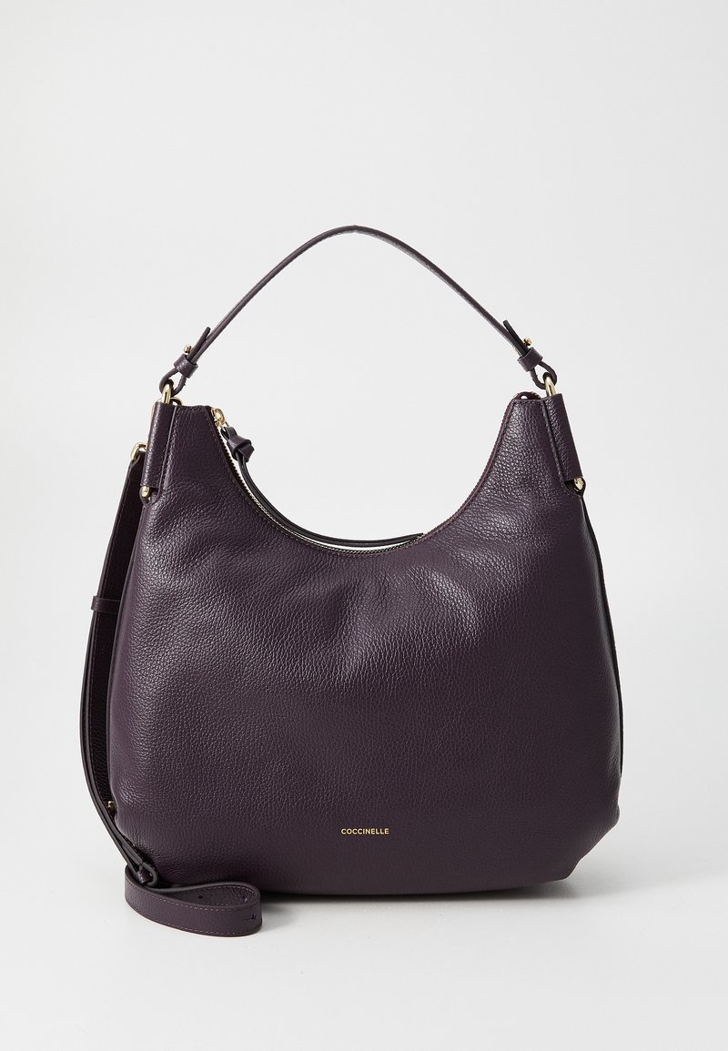 Borsa a spalla in pelle viola con finitura testurizzata, forma curva, dettagli in hardware dorato e tracolla rimovibile.