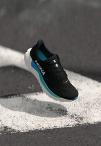 ARAHI 8 - Sapatos para corrida em estrada - black/skyward blue