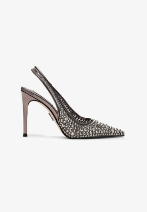 Scarpa slingback con tacco alto in grisaglia metallizzata, decorata con scintillanti strass. Design a punta, superficie testurizzata e tacco sottile.