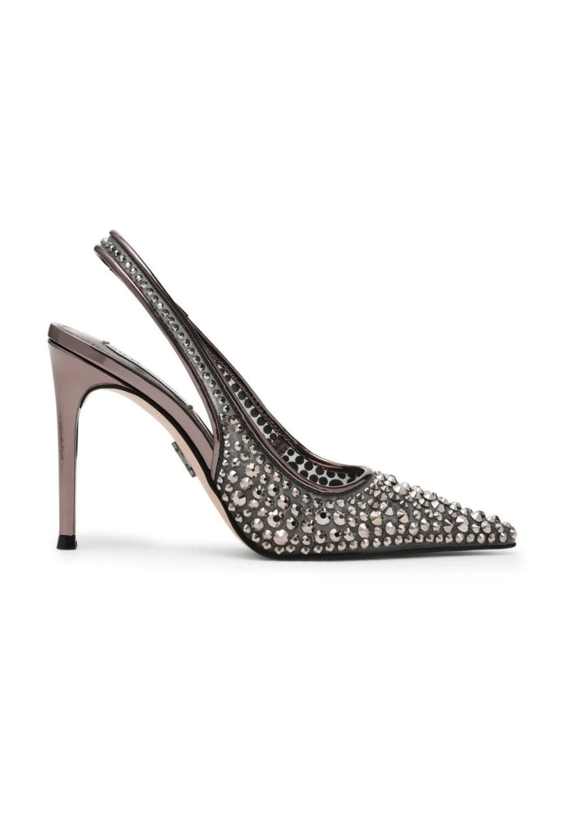 Chaussure à talon aiguille en cuir métallisé gris, ornée de strass scintillants. Design à bout pointu, surface texturée et talon fin.