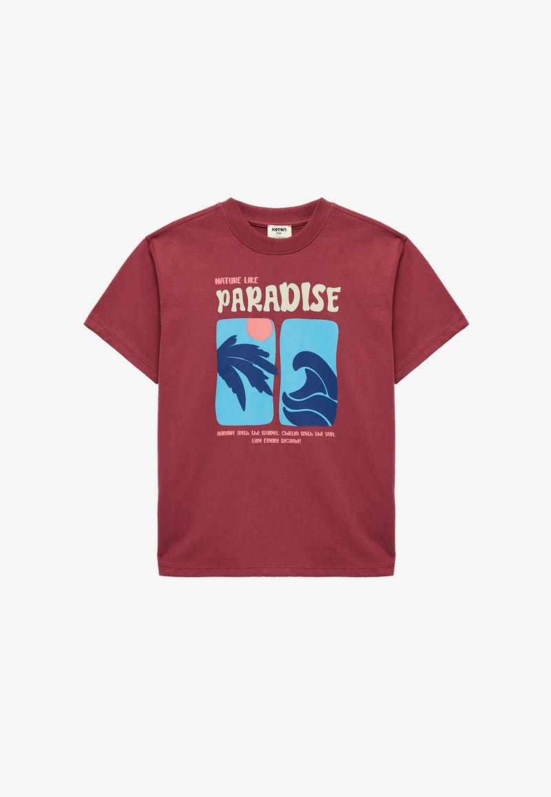 Camiseta de manga corta color granate con el texto "Nature Like Paradise", gráficos de una ola azul y una palmera, y un eslogan adicional en la parte inferior.