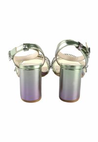 Metallic grønne højhælede sandaler med blokhæl, prydet med rhinsten, udstyret med en ankelrem og en glat, skinnende tekstur.