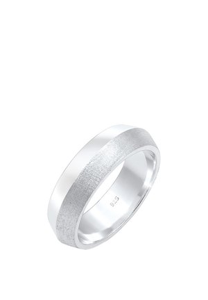 Sidabrinis žiedas su blizgiu juostele ir tekstūruotu, šlifuotu sidabriniu centru. Yra lygus, apvalus formos ir ženklintas "925".