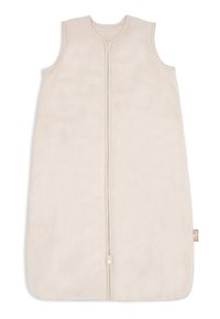 Sac de couchage pour bébé sans manches, beige, avec fermeture éclair, fond arrondi et petite étiquette de marque en tissu sur le côté.