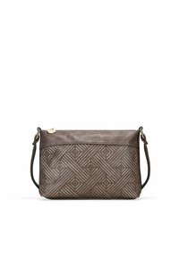 Bolso cruzado de piel marrón con un patrón tejido, cierre con cremallera y correa ajustable. Textura suave y forma rectangular.