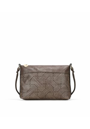 Bolso cruzado de piel marrón con un patrón tejido, cierre con cremallera y correa ajustable. Textura suave y forma rectangular.