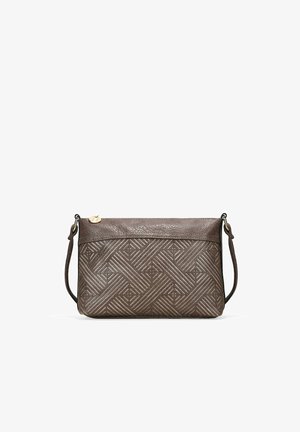 Bolso cruzado de piel marrón con un patrón tejido, cierre con cremallera y correa ajustable. Textura suave y forma rectangular.
