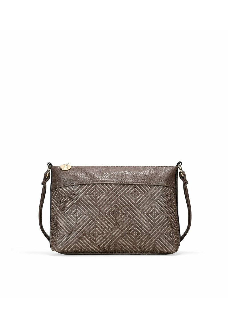 Bolso cruzado de piel marrón con un patrón tejido, cierre con cremallera y correa ajustable. Textura suave y forma rectangular.