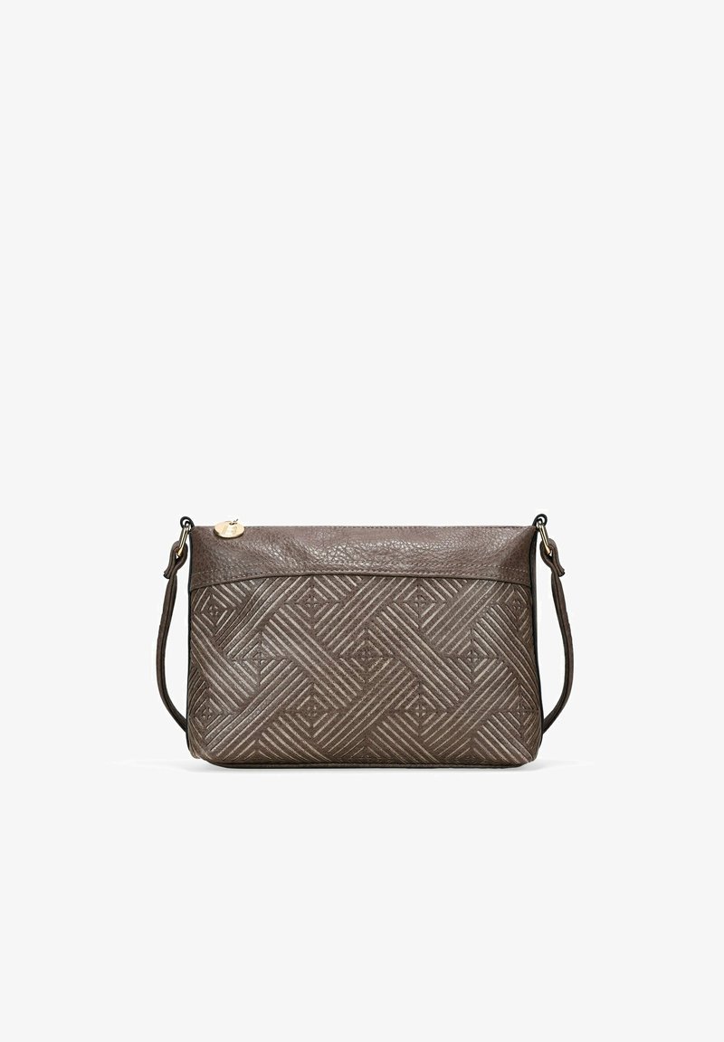 Bolso cruzado de piel marrón con un patrón tejido, cierre con cremallera y correa ajustable. Textura suave y forma rectangular.