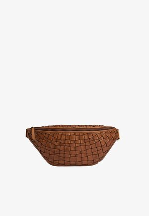 Braune Lederbauchtasche mit gewebtem Muster und einem Reißverschluss-Hauptfach auf weißem Hintergrund.