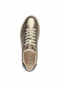 Zapatilla de bronce metálico con cordones blancos, parte superior sintética, puntera redondeada y interior acolchado. Presenta un logo en el costado y un talón en contraste.