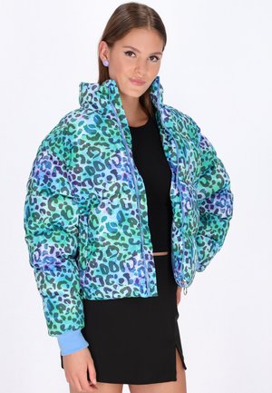 Pufferjacke mit einem mehrfarbigen Leopardenmuster in Blau, Grün und Lila. Verfügt über einen hohen Kragen und einen Reißverschluss sowie kontrastierende blaue Bündchen.