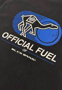 Zwarte katoenen t-shirt met een blauw-witte grafiek van een kameel, met de tekst "Official Fuel of BLCK BNNS" in vette letters.