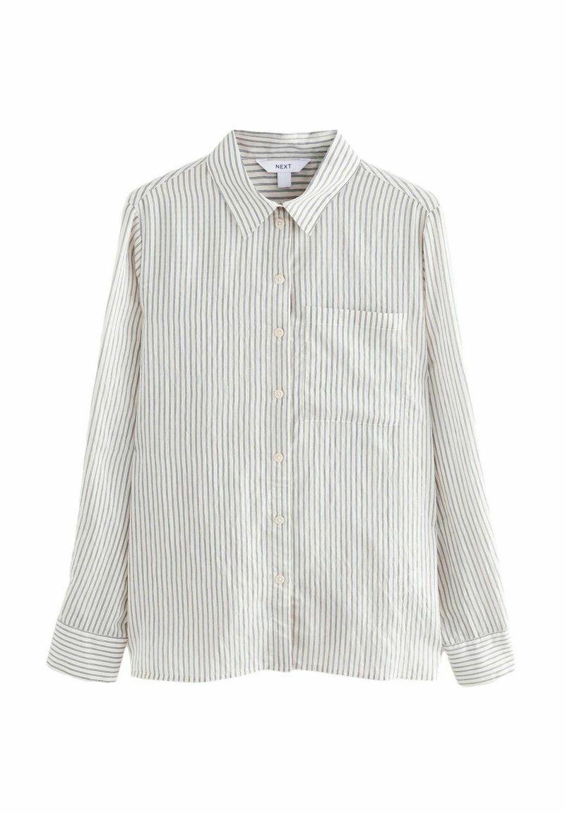 Chemise blanche à manches longues boutonnée avec fines rayures verticales grises et une poche poitrine unique, présentée sur un fond blanc.