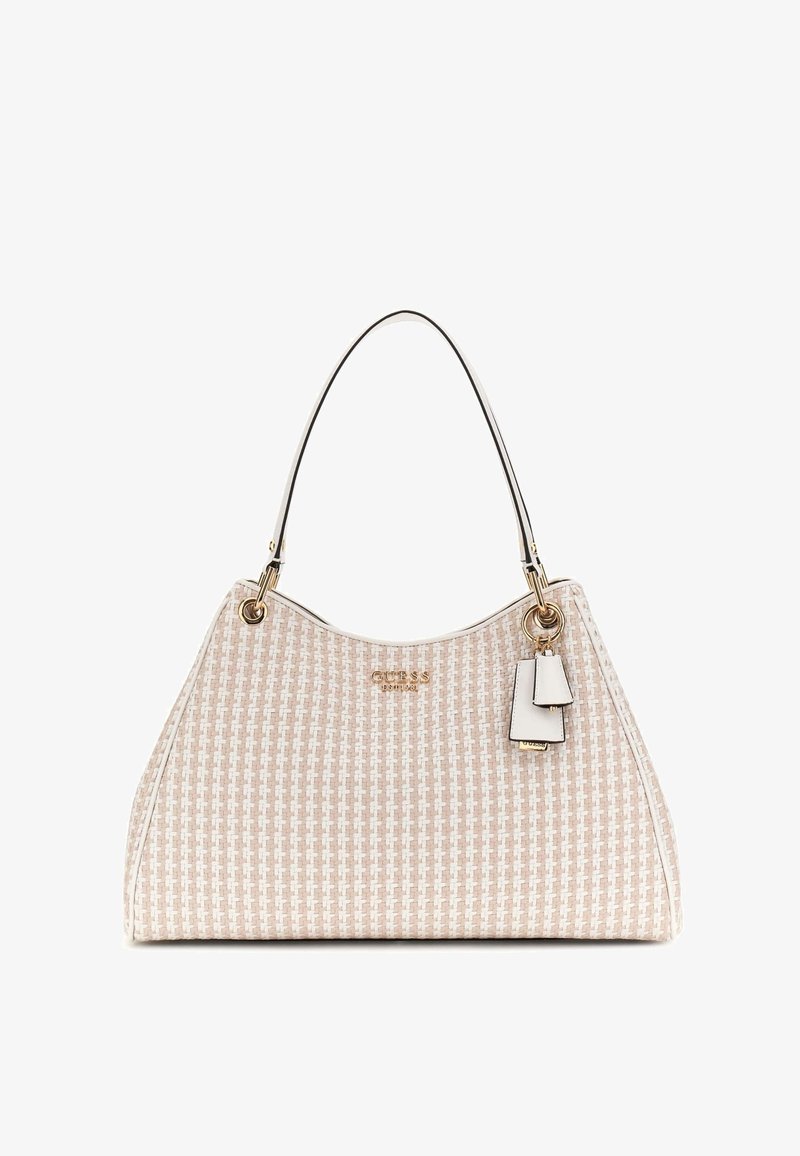 Sac à main beige avec une texture à motifs, des accents en métal doré et une seule bandoulière. Il présente une étiquette avec un petit élément décoratif blanc.