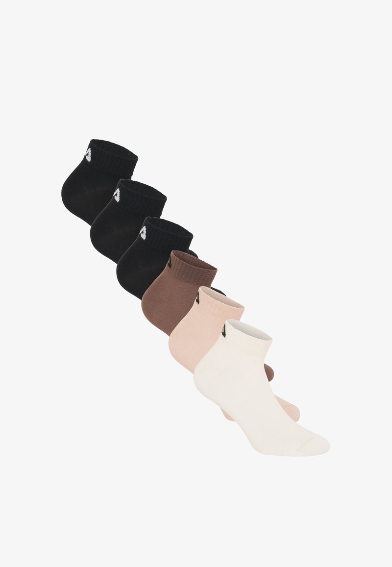 Six paires de chaussettes basses en noir, marron, beige et blanc avec un petit logo triangulaire près de la cheville, disposées en ligne diagonale.