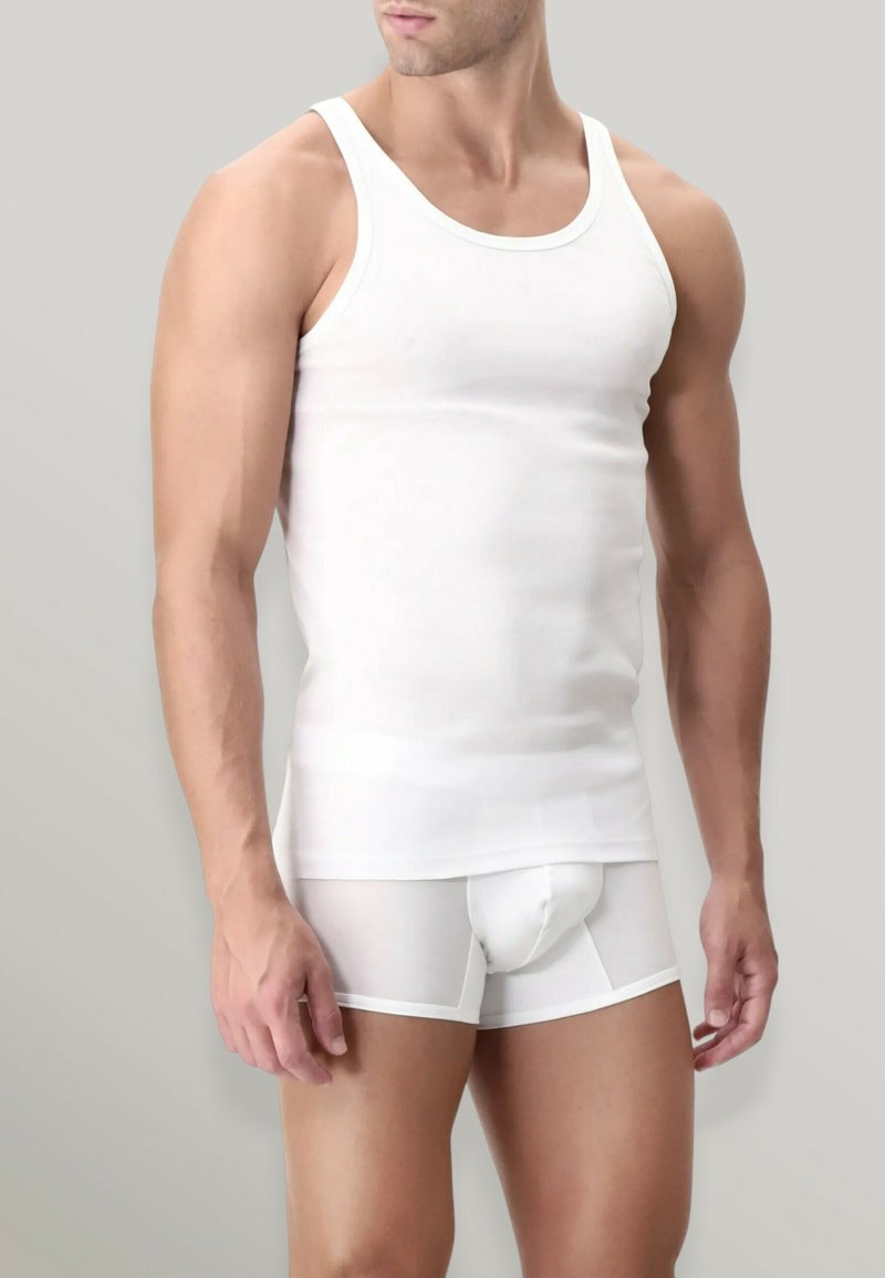Top in cotone bianco senza maniche e boxer attillati realizzati in tessuto liscio. Il top presenta un collo rotondo. I boxer hanno un design aderente con dettagli a contrasto.