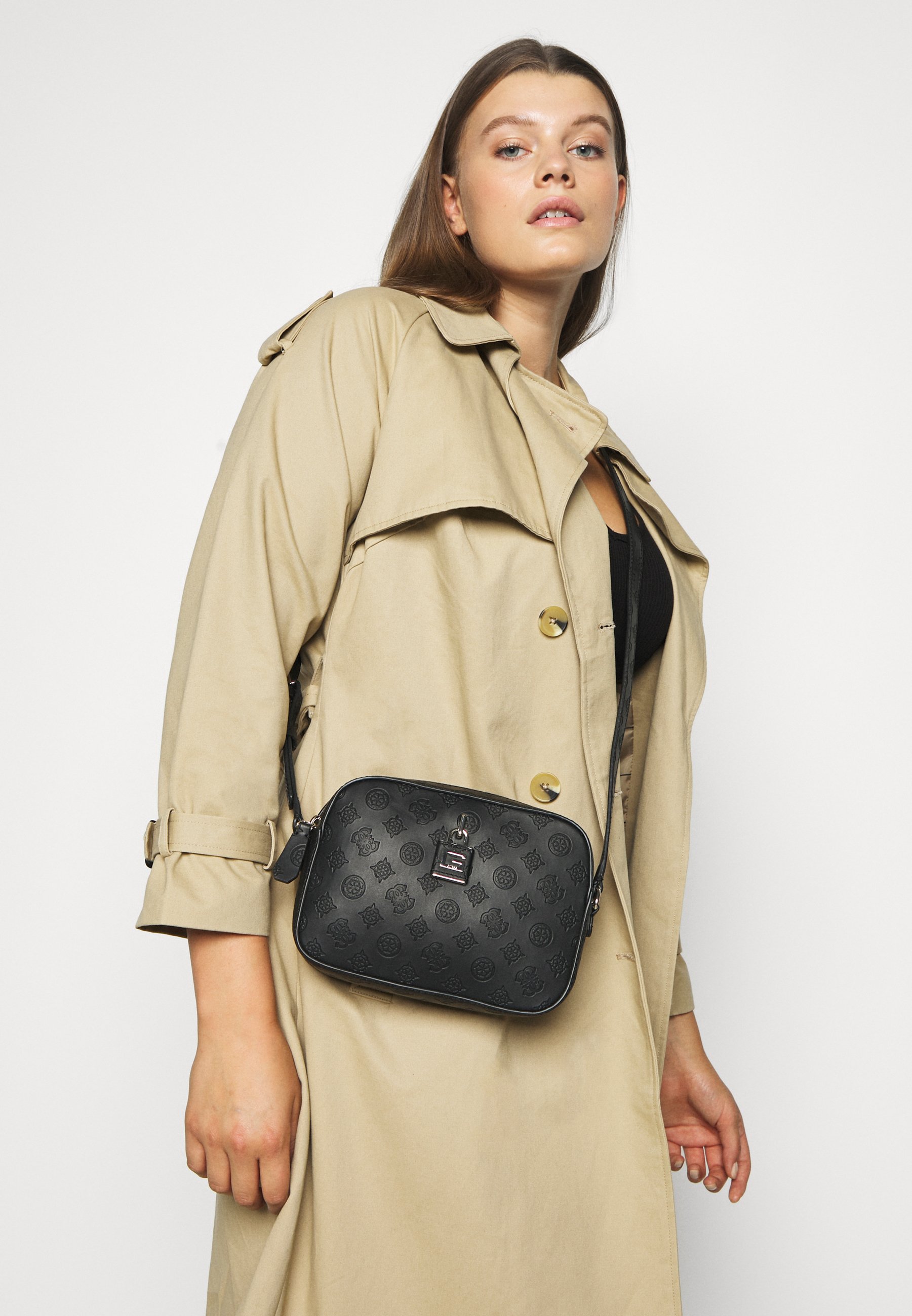 Guess KAMRYN CROSSBODY TOP ZIP Skulderveske blacksvart Guess KAMRYN TOP ZIP Skulderveske black Zalando.no