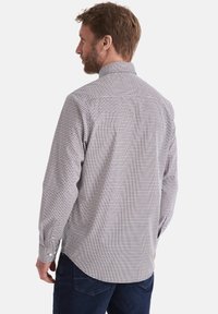 Herren Langarmshirt aus leichtem Material mit einem kleinen Karomuster in Blau, Rot und Weiß, klassischem Kragen und Knopfmanschetten.