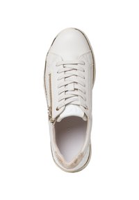 Baskets en cuir blanc avec accents dorés, bout arrondi, design à lacets, fermeture éclair sur le côté, côtés texturés et doublure douce.