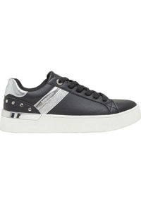 Sneaker nera con tomaia in pelle testurizzata, dettagli metallici argentati, striscia laterale glitterata e suola in gomma bianca. Presenta un design con lacci.