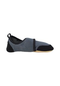Schwarze und graue Hausschuhe mit einem Mesh-Obermaterial, das mit einem hexagonalen Muster versehen ist, schwarzen Akzenten und einer flexiblen Sohle. Enthält eine Schlaufe auf der Rückseite für einfaches Anziehen.