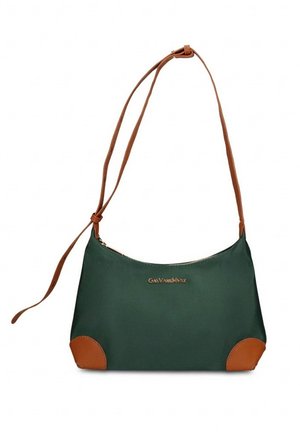 Sac à épaule vert avec coins en cuir marron et bandoulière réglable, logo doré sur le devant, et fermeture éclair en haut.