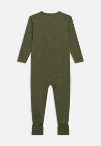 Oliven grønn heldrakt med lange ermer laget av teksturert stoff, med rund hals og oppbrettede mansjetter, med en jevn finish og uten synlige festemidler.