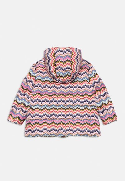 Färgglad puffjacka med zigzag-mönster och huva. Tillverkad av ett lätt och mjukt material. Har en blandning av rosa, lila, blåa och gröna nyanser.