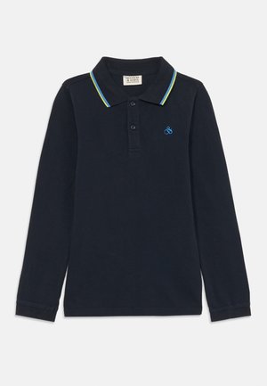 Marineblå langermet polo skjorte, laget av bomull, har en krage med gule og blå striper, tre-knappsplacket, liten blå logo på brystet.