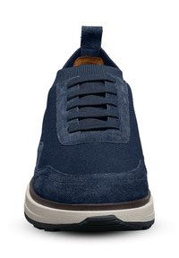 Sneaker blu in suede con tomaia in tela, punta rotonda, lacci elastici e suola in crema a contrasto. Presenta un tassello sul retro per una facile calzata.