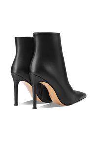 Czarne skórzane botki za kostkę z ostrym noskiem, wysokim obcasem typu stiletto, gładką fakturą i bocznym zamkiem błyskawicznym. Podeszwa w kolorze nude.