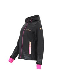 Sort jakke med pink accenter, der har hætte, mesh tekstur på toppen, lynlås lommer og tætsiddende design. Tommelfingerhuller ved manchetterne.