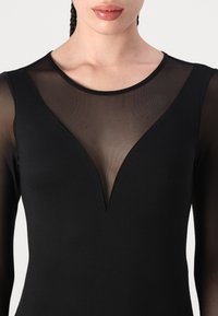 Body negru cu un decolteu adânc în V din plasă transparentă, mâneci lungi și un design ajustat, evidențiind un material neted și o textură fără cusături.