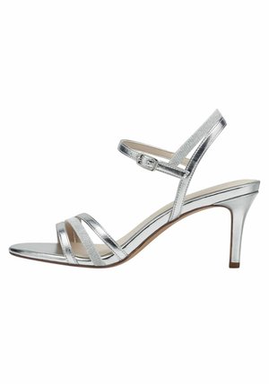 Des sandales à talons hauts en métal argenté avec plusieurs brides, une boucle ajustable à la cheville et un design épuré à bout ouvert.