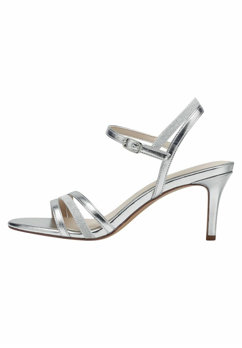 Des sandales à talons hauts en métal argenté avec plusieurs brides, une boucle ajustable à la cheville et un design épuré à bout ouvert.