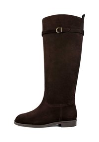 Botte en daim marron jusqu'au genou avec un bout rond, un talon plat, des détails de boucle sur le côté et des accents cousus le long des coutures.
