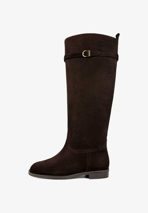 Stivale in suede marrone fino al ginocchio, con punta rotonda, tacco piatto, dettaglio fibbia laterale e cuciture decorative lungo le giunture.